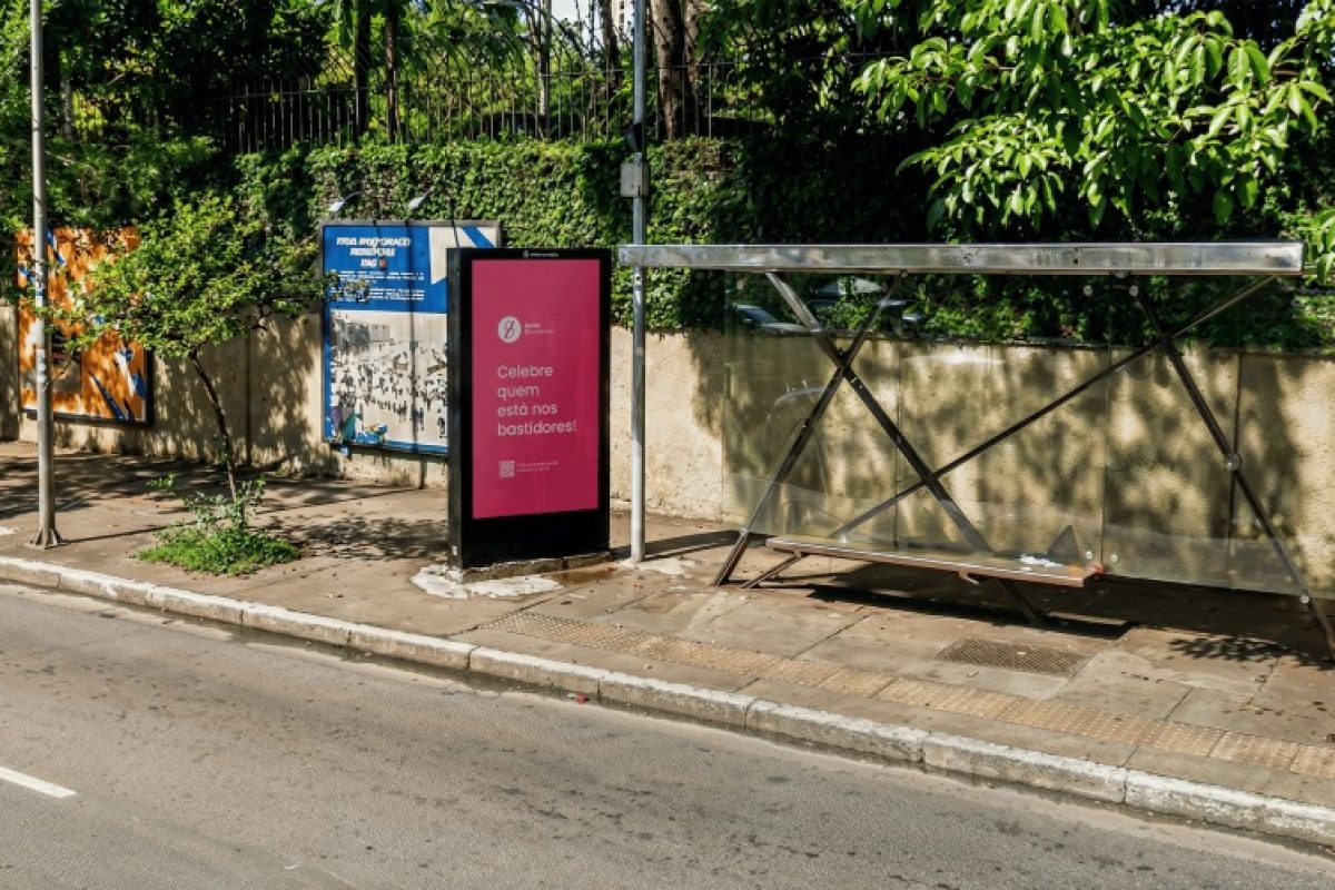 Com influenciadores e público geral, Barte transforma OOH na Faria Lima em espaço coletivo de gratidão